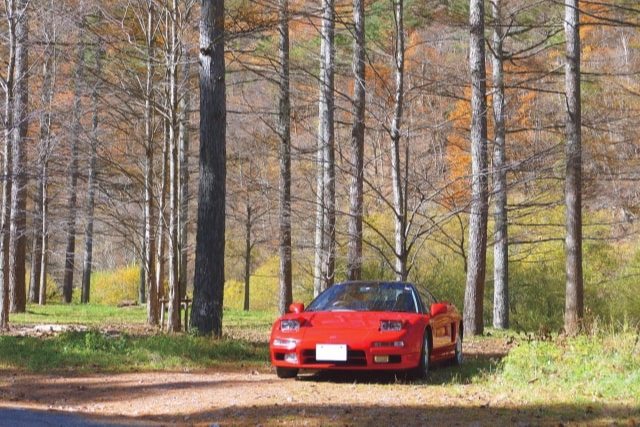 走行する赤色の中古車