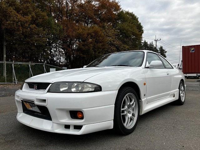 白色のスカイライン中古車